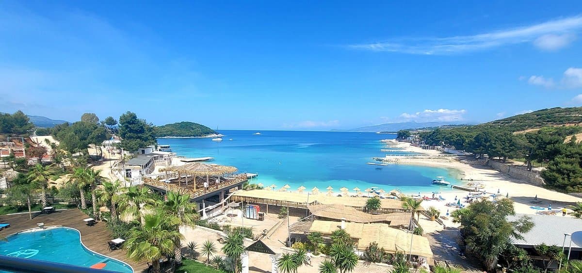 Ksamil, një 19-vjeçar bie nga kati i dytë i resortit ku pushonte