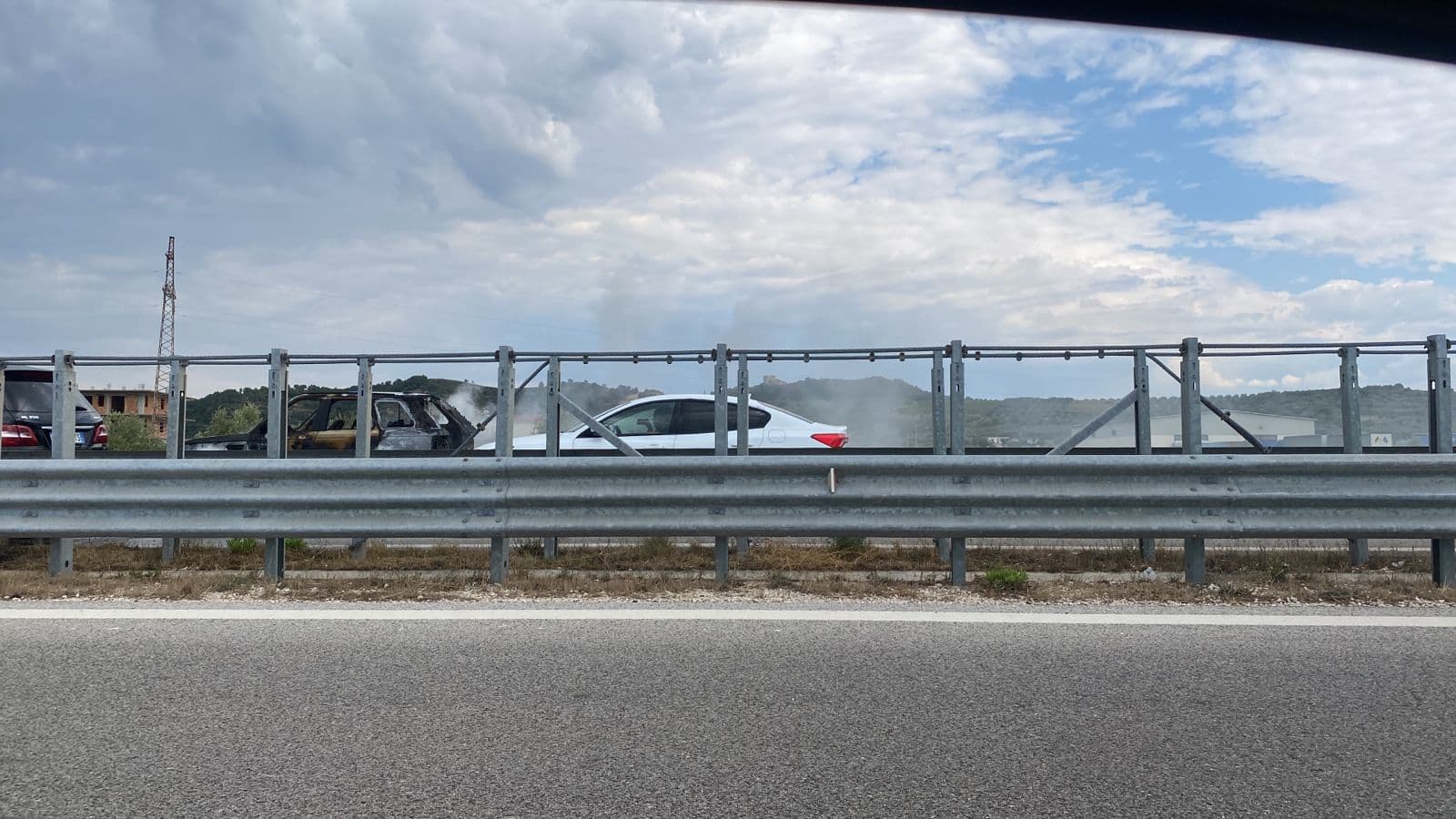Shkrumbohet nga flakët fuoristrada, bllokohet për disa minuta autostrada Vlorë-Fier