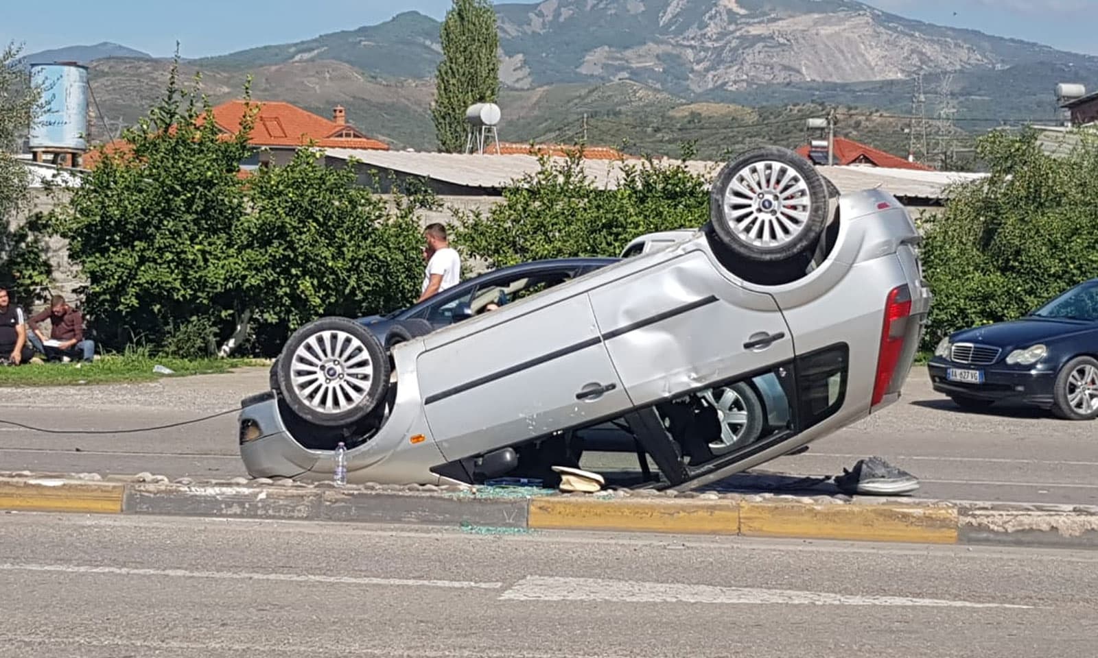 Përmbyset makina e marrë me qira, drejtuesja e mjetit dhe pasagjerja largohen nga vendngjarja