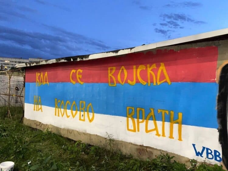 Edhe në qytete të Rusisë shfaqet grafiti luftënxitës “Kur të kthehet ushtria në Kosovë”