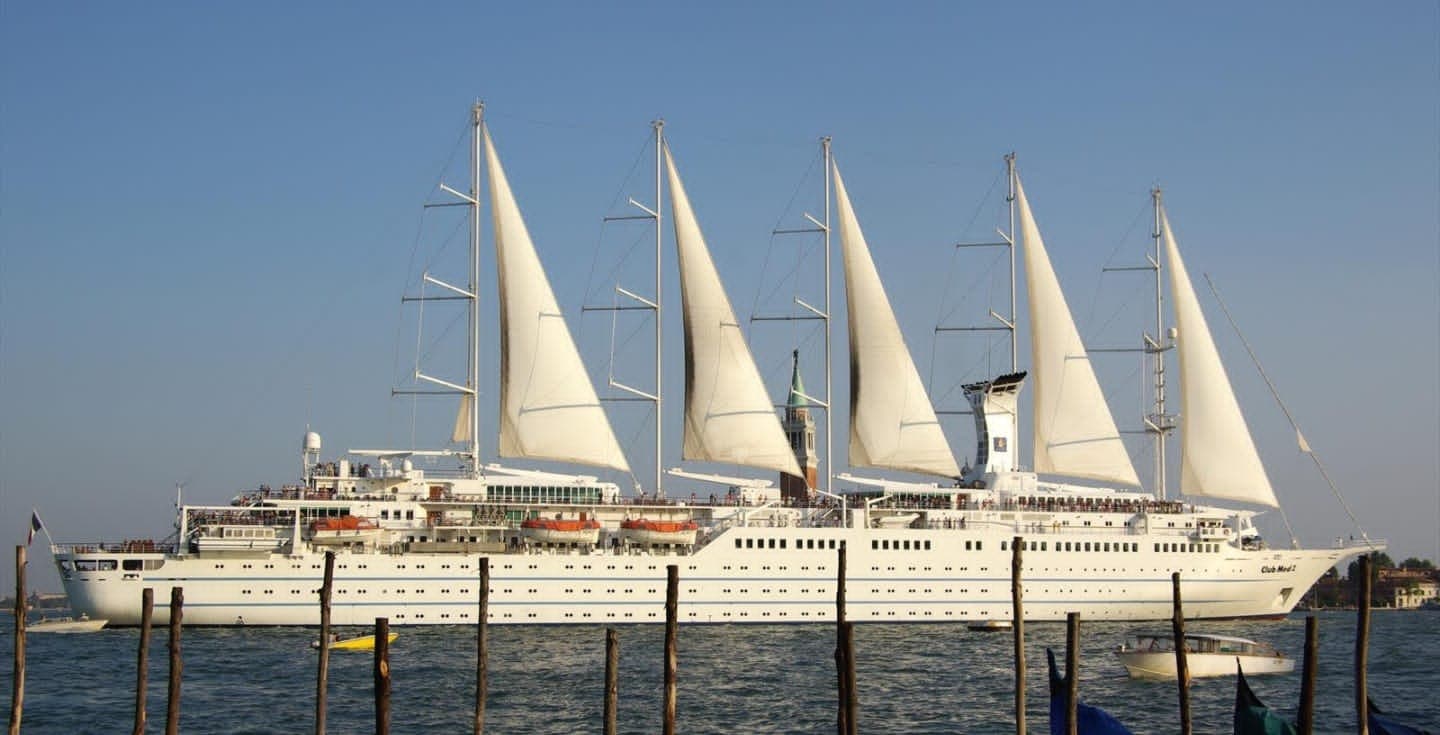 Veliera me mbi 300 turistë mbërrin në portin e Vlorës
