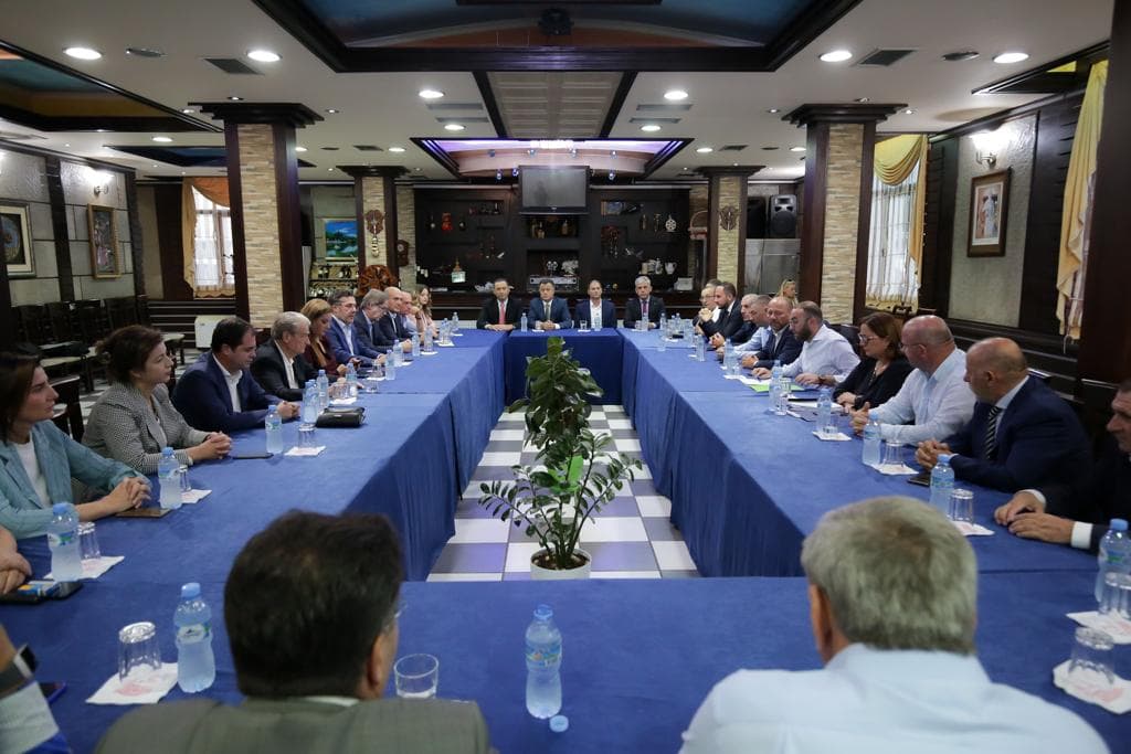 Berisha dhe Bardhi takohen në Kukës, tryezë me deputetët