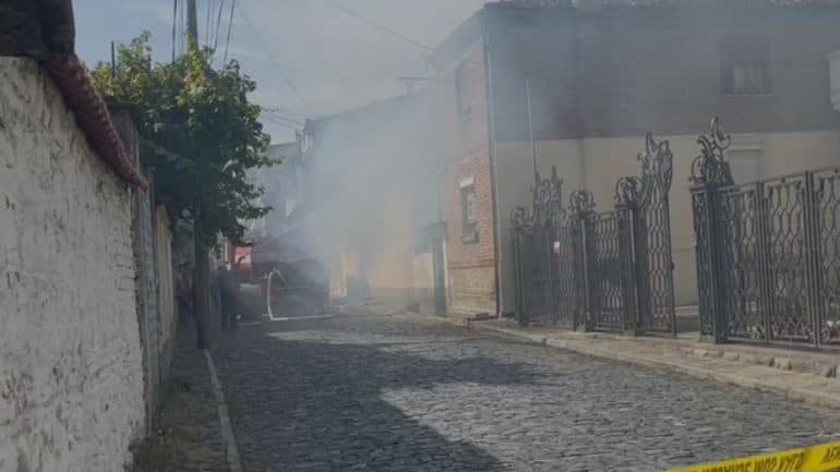 Zjarr në një shtëpi në Korçë, shpëtohet i moshuari