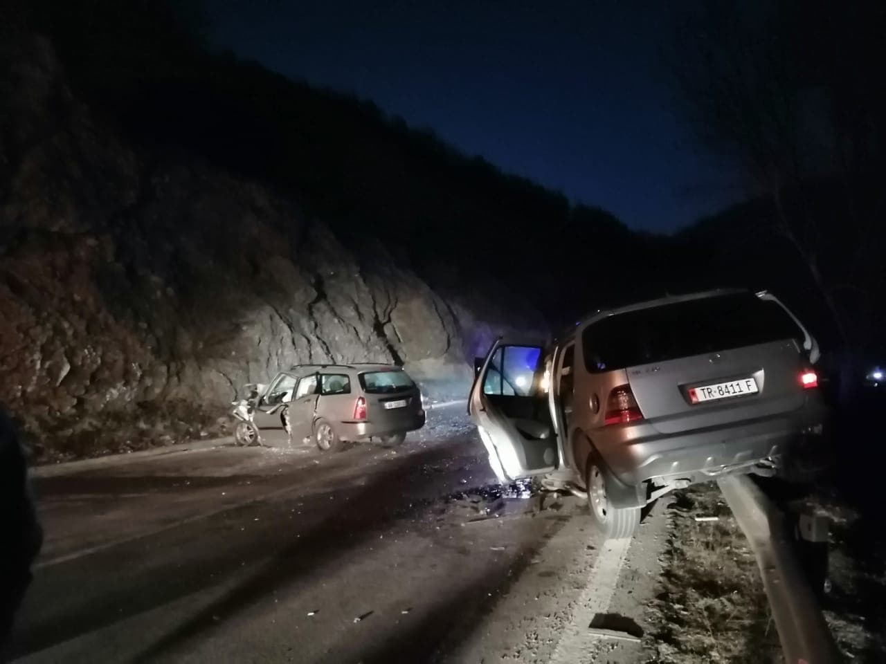 Përplasen dy makina në Librazhd, plagoset 20-vjeçari