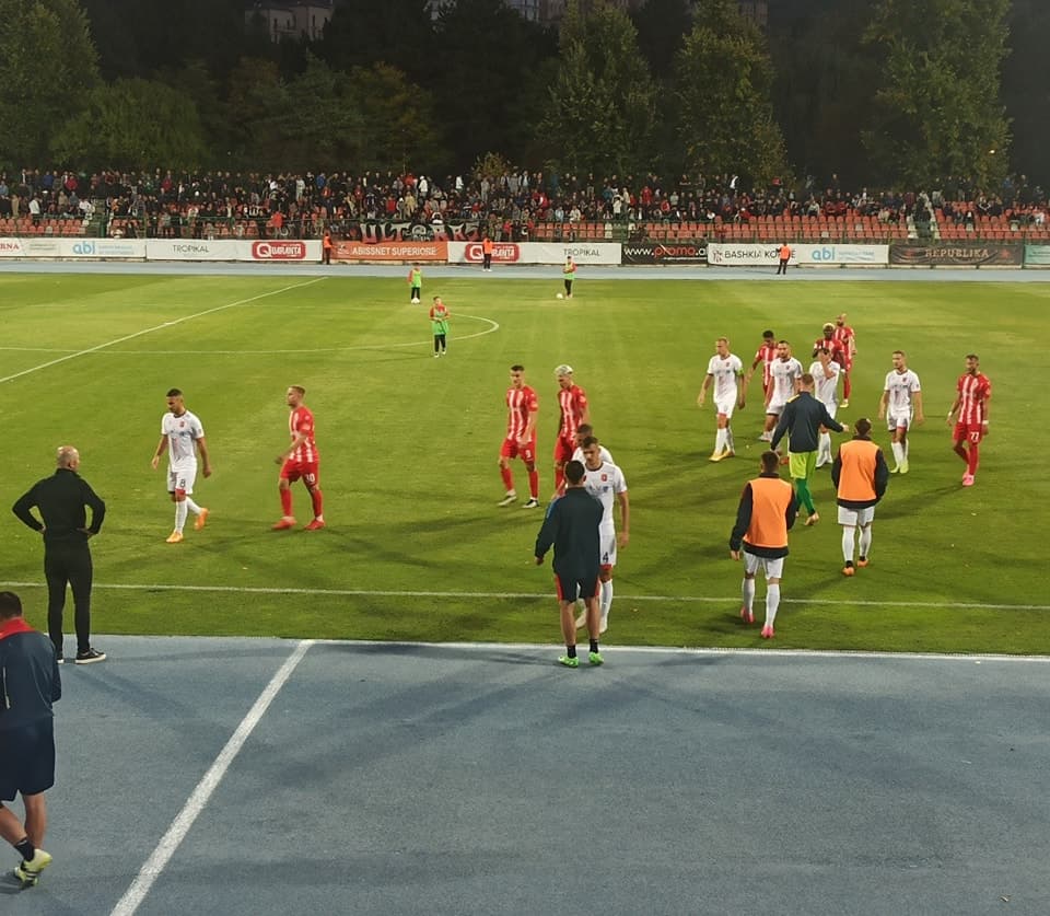 Skënderbeu-Vllaznia/ Pjesa e parë mbyllet pa gola, korçarët me 10 lojtarë
