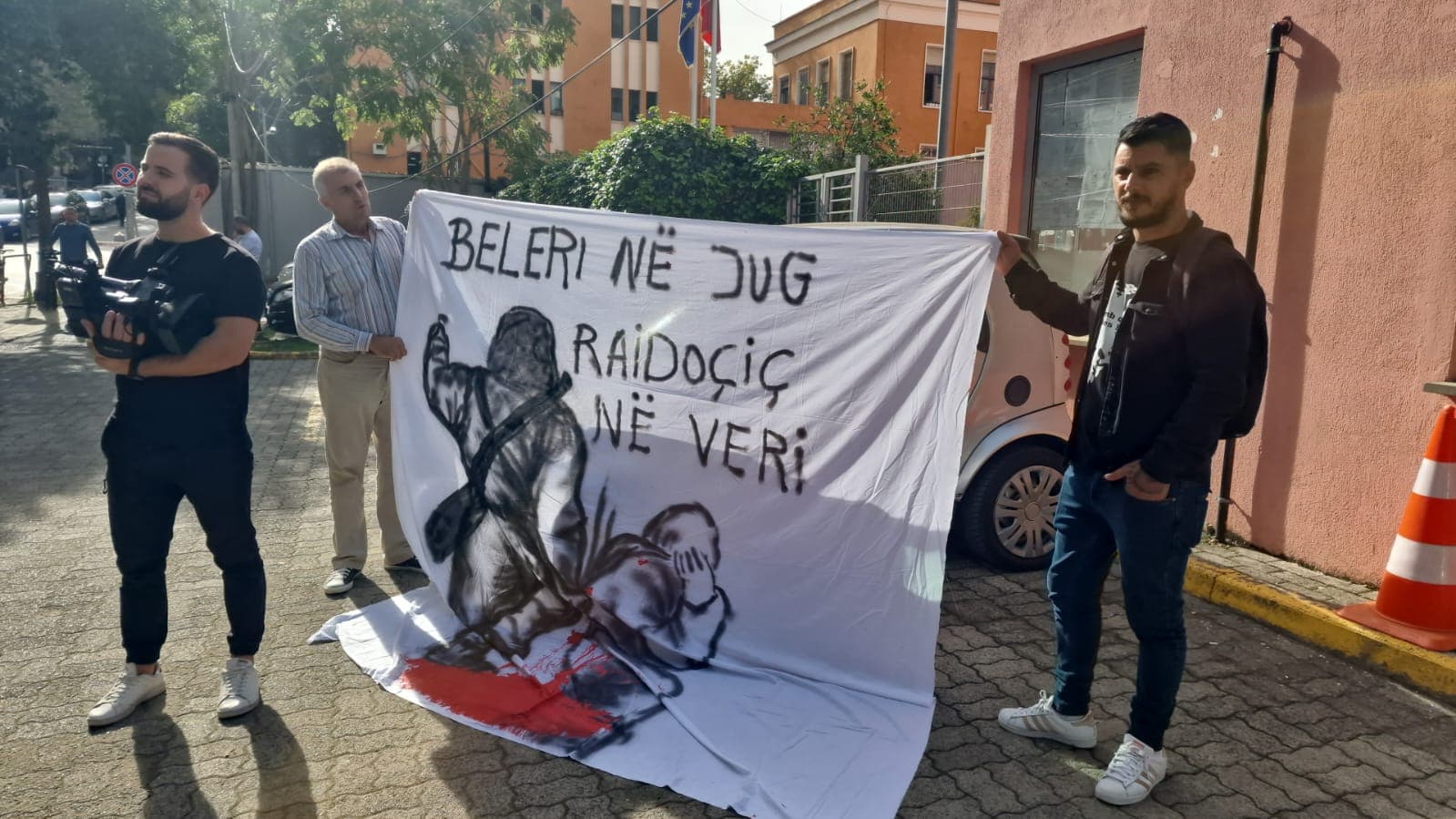 Nis në GJKKO seanca për Belerin/ Jashtë shfaqet baneri me mbishkrimin “Beleri në jug, Radoiçiç në Veri”