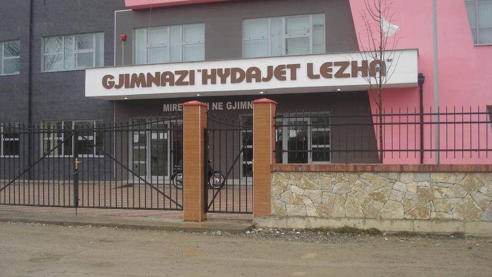 Goditi me karrige mësuesen, gjykata vendos masën "arrest në shtëpi" për 16 vjeçarin