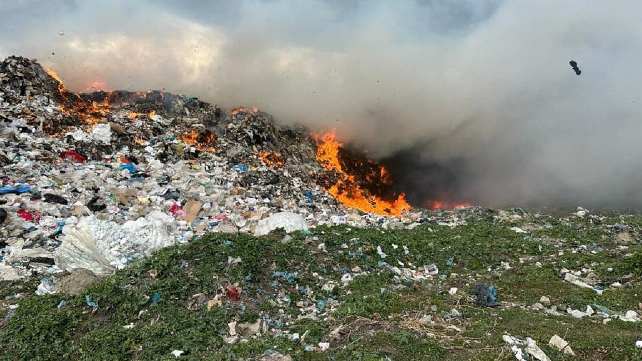 Fusha e grumbullimit të mbeturina në Vlorë prej 10 ditësh në flakë, shqetësues tymi (VIDEO)