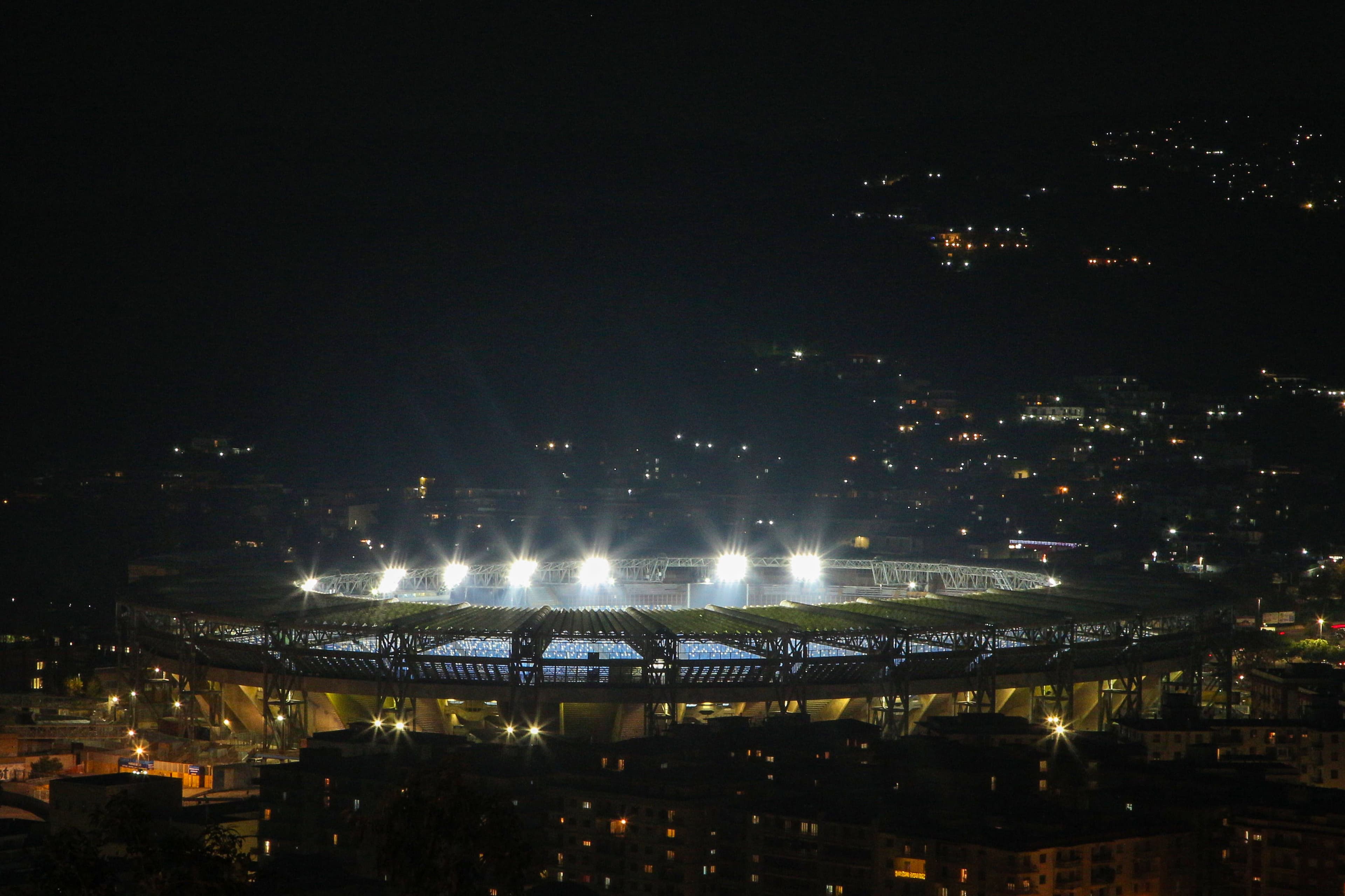 Tentoi të ndiqte Napoli-Milan pa biletë, ndërron jetë tifozi në stadium