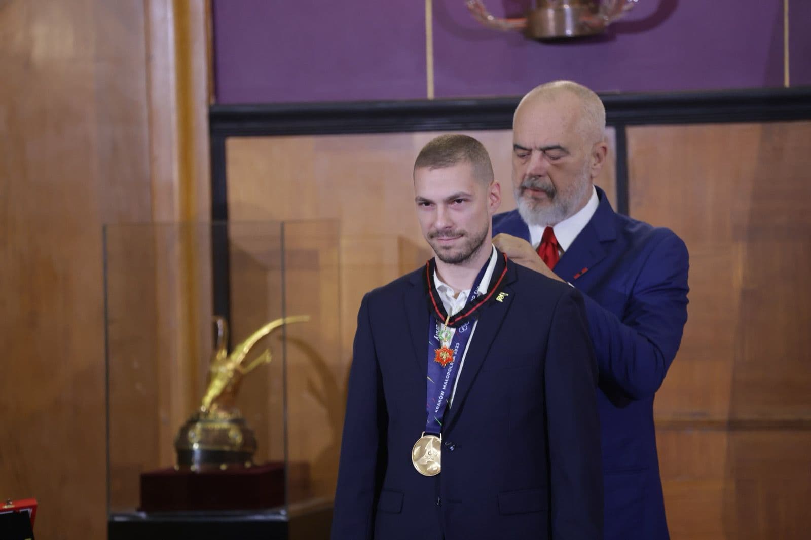 Nderohet me medaljen “Ylli i Mirënjohjes Publike” kampioni i karatesë, Alvin Kariqi