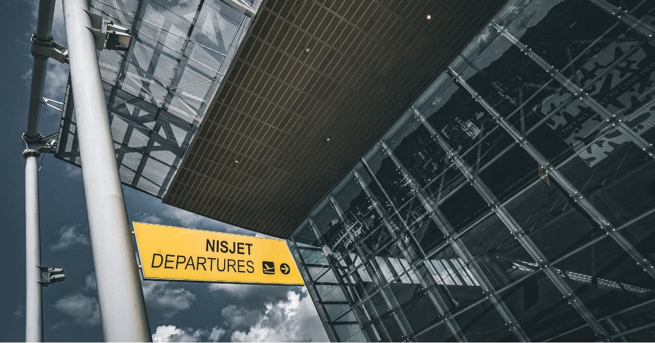 Arrestohen dy kinezë në Rinas, tentuan të kalojnë kufirin me pasaportë false