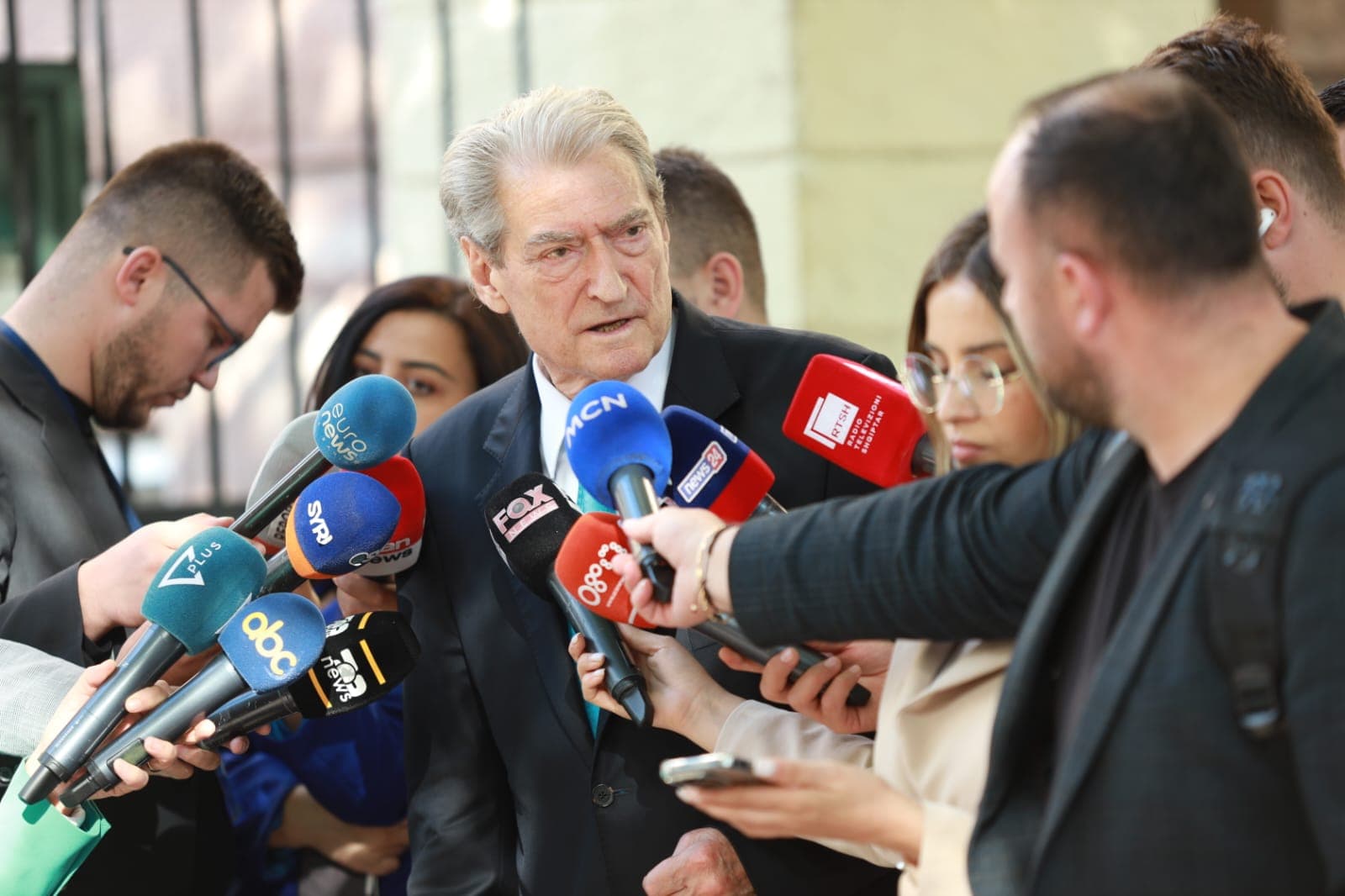 Berisha: Akt i paprecedentë në historinë e parlamentit! Personi prapa Salianjit, ishte i armatosur