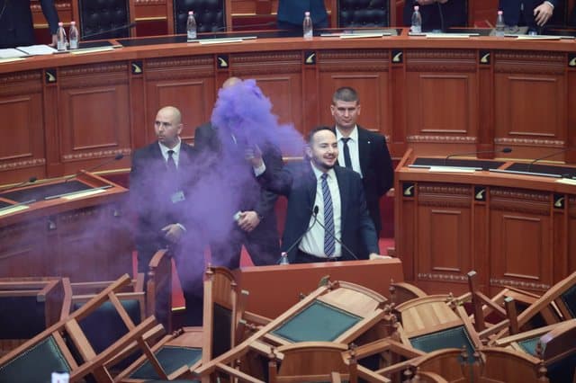 Grupi i PS kërkon përjashtimin nga Kuvendi të Salianjit dhe dy deputetëve demokratë