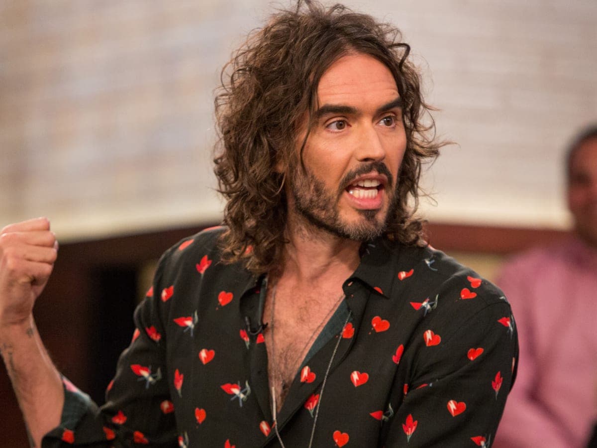 Aktori Russell Brand akuzohet për ngacmim seksual gjatë xhirimeve të një filmi