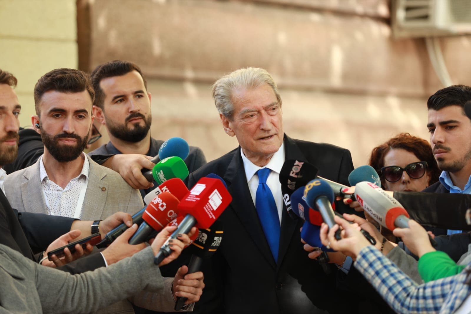 Berisha: Do të qëndrojmë të gatshëm për çdo sakrificë. Rama i tmerruar nga një opozitë në këmbë