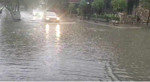 Moti i keq përmbyt disa rrugë të Durrësit, ndalohen mjetet lundruese të vogla dhe anijet e peshkimit
