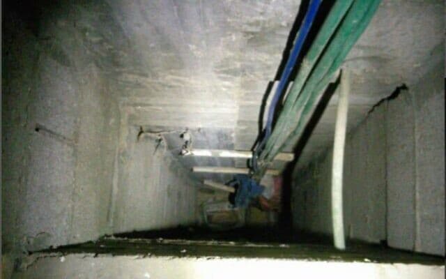 Izrael, ushtarët zbulojnë boshtin e tunelit të Hamasit në një xhami në Gaza