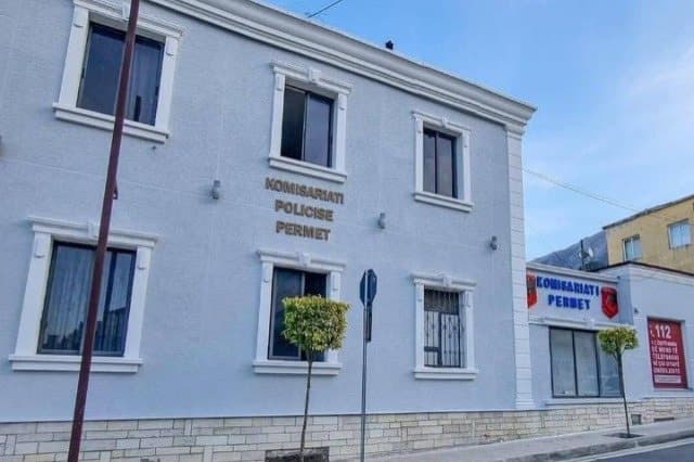 Ngacmoi seksualisht nxënësen në Këlcyrë, lihet në burg shoferi i fugonit
