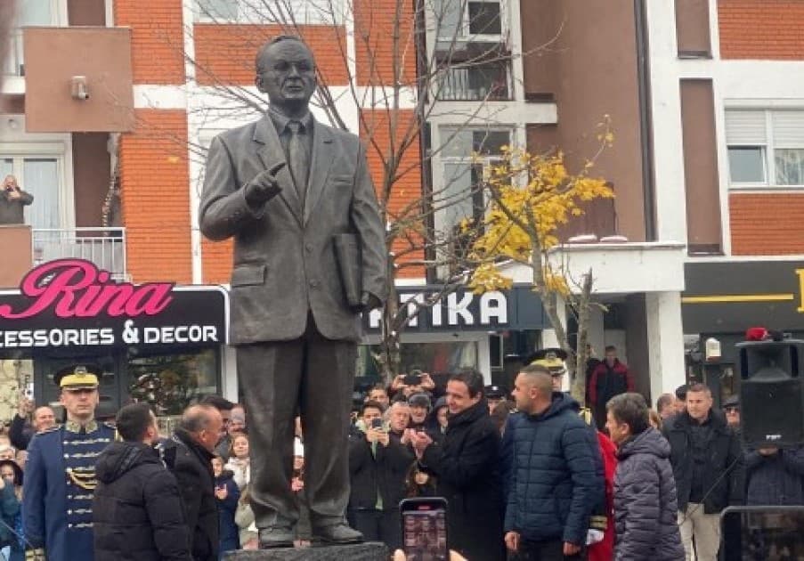 Zbulohet shtatorja e Adem Demaçit/ Kurti: E ktheu lirinë në kusht të ekzistencës