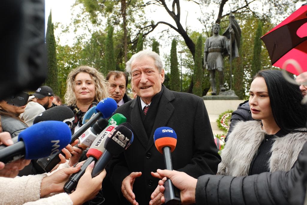 Berisha, para varrit të Ismail Bej Vlorës: Pashiqin shqiptar do e dërgojmë në Beograd, aty ku e ka vendin (VIDEO)