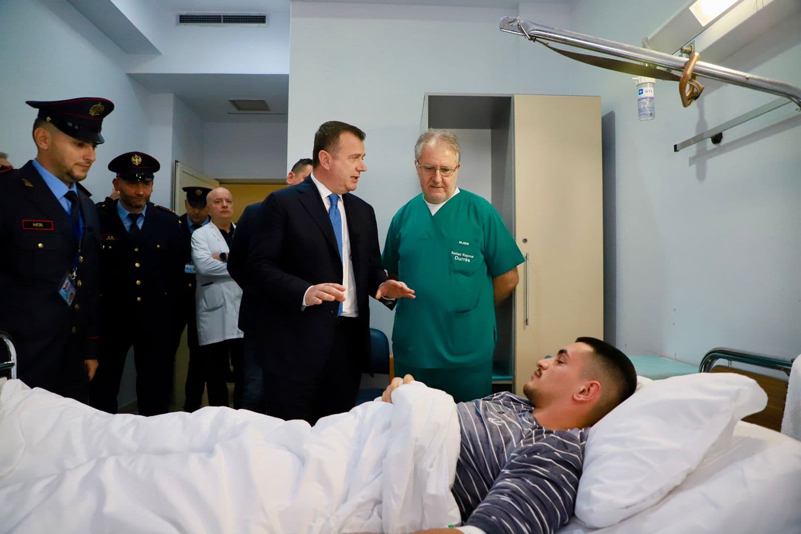 Balla viziton policin e aksidentuar në Durrës: Reagim i fortë kundër çdo shkelësi