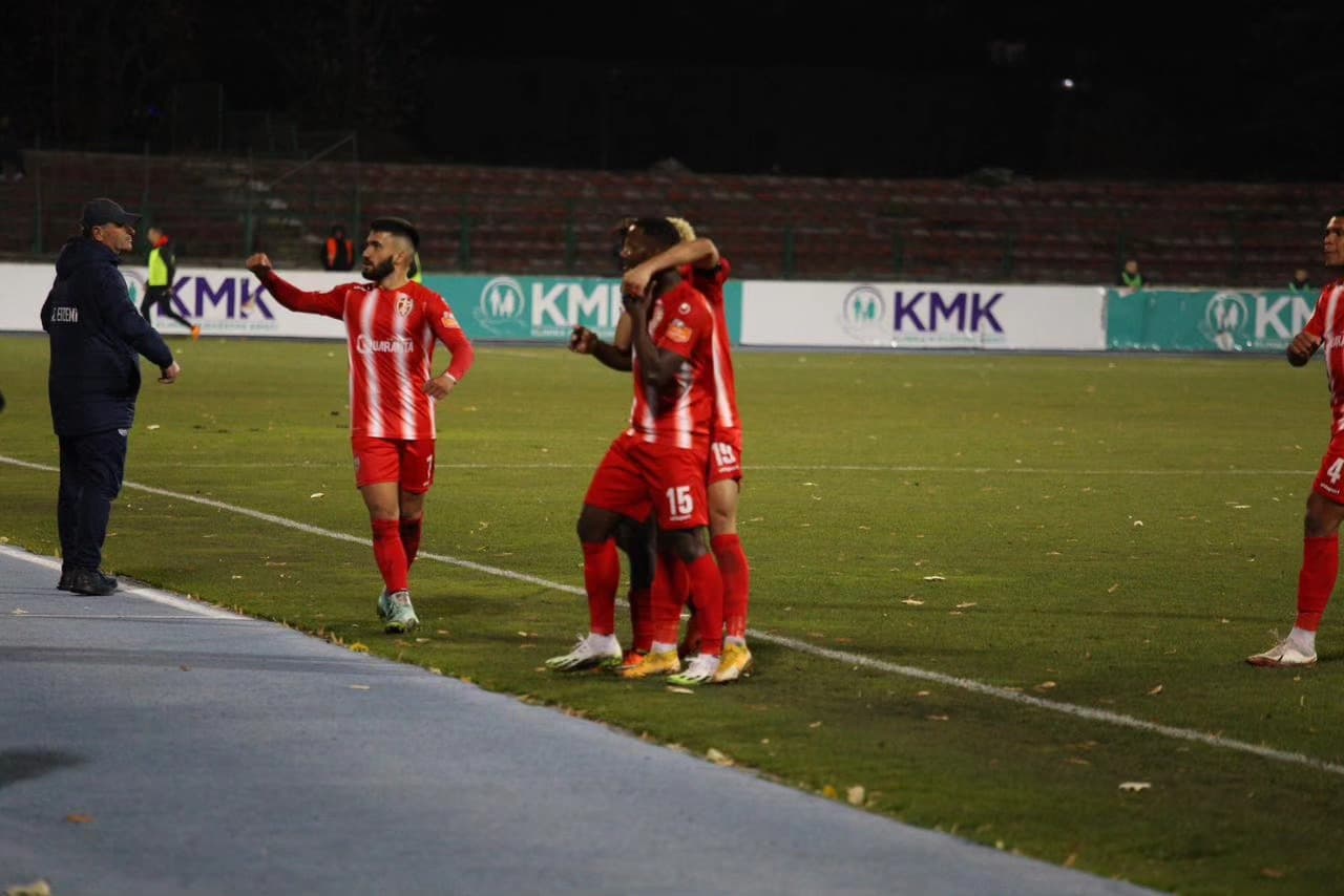 Mbyllet pjesa e parë, Skënderbeu në avantazh ndaj Erzenit