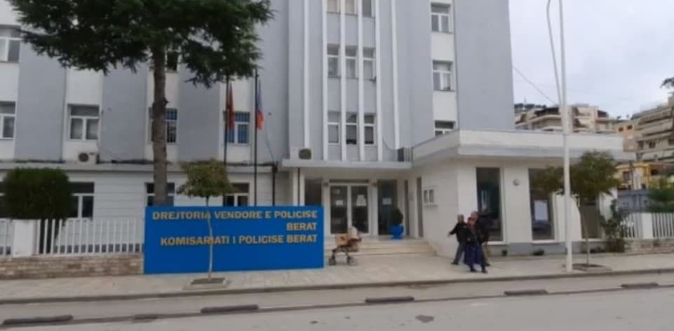 Parandalohet përshkallëzimi i konfliktit në Berat, një person kapet duke kanosur me sëpatë