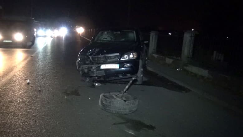 Humb kontrollin e mjetit dhe përplaset me mbrojtësen metalike, plagoset 57-vjeçari