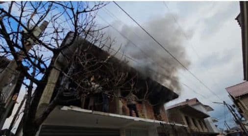 Zjarr në katin e dytë të një banese në Pogradec
