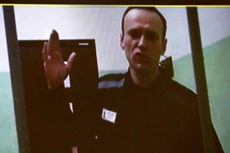 Navalny flet nga burgu në Arktik: Jam mirë