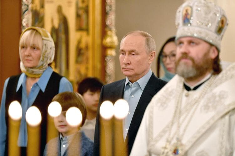 Krishtlindjet ortodokse të Putin, në meshë me familjet e ushtarëve të vrarë në Ukrainë
