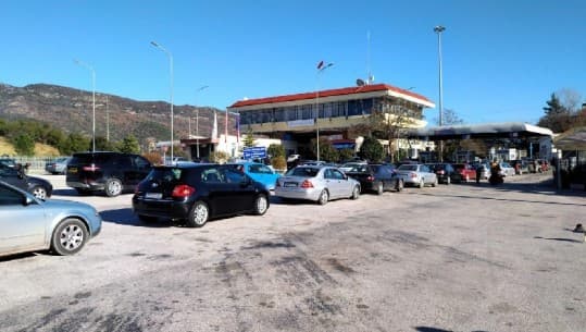 Largoi pa autorizim makinën nga vendparkimi i doganës Kakavijë, vihet në pranga