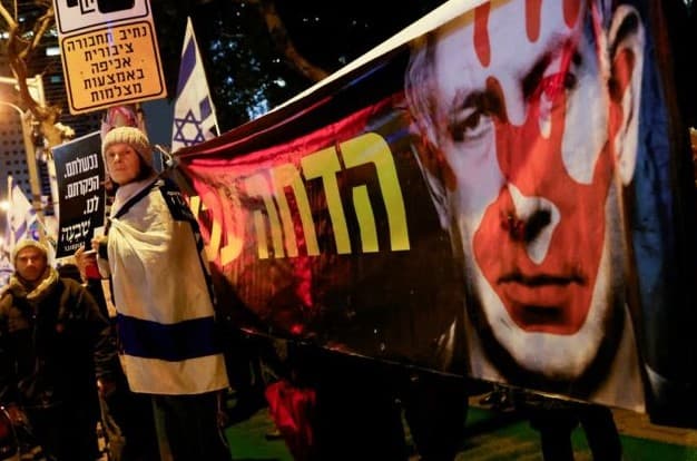 Protesta në Tel Aviv, izraelitët kërkojnë dorëheqjen e Netanyahu-t