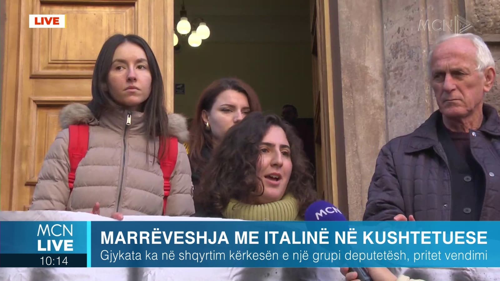 Marrëveshja me Italinë në Kushtetuese/ Protestuesit: Presim një vendim të drejtë, diskriminon emigrantët (VIDEO)