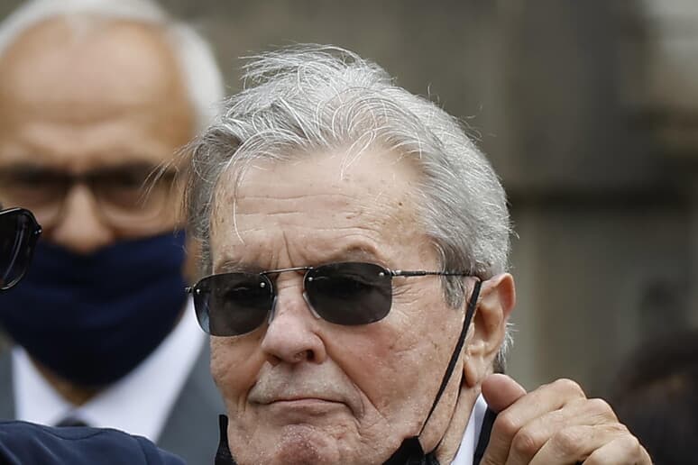 Alain Delon vihet nën mbrojtje gjyqësore