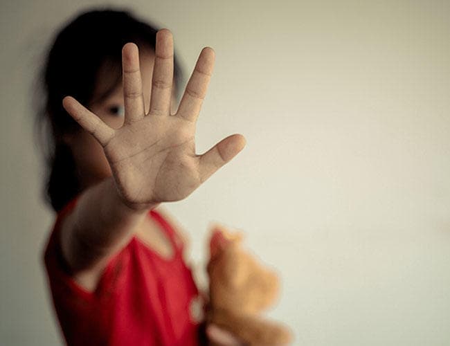Drafti për ndryshime në Kodin Penal/ Deri në 15 vite burg për marrëdhëniet seksuale me fëmijë nën 16 vjeç