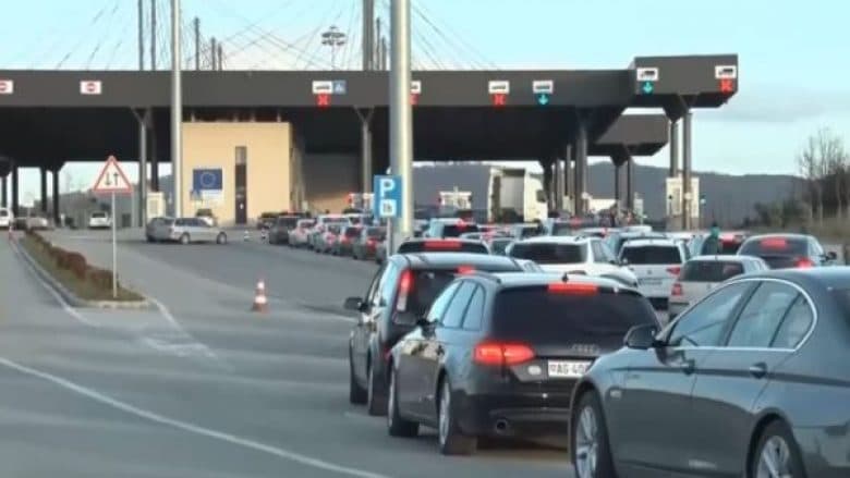 Serbët paralajmërojnë bllokim të rrugëve/ Qytetarëve u kërkohet të mos udhëtojnë përmes Merdares