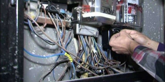 Ndërhynë ilegalisht në matësit elektrik/ Arrestohet një person, një tjetër shpallet në kërkim në Shkodër