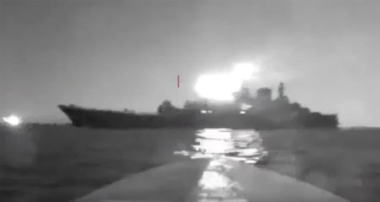 Dronët ukrainas shkatërrojnë një anije ruse në Krime