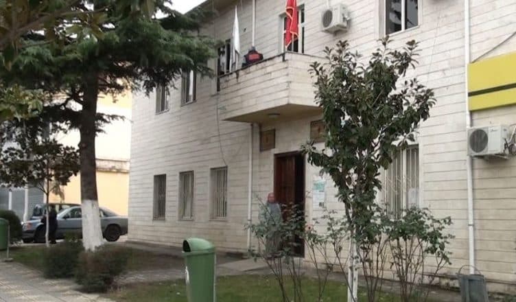 Bie nga lartësia teksa po krasiste disa pemë/ Punonjësi i bashkisë në Peqin humb jetën