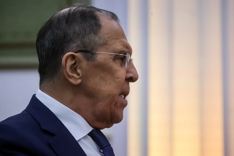 Lavrov: Perëndimi po mbush me armë Ukrainën, duhet të ndalojë