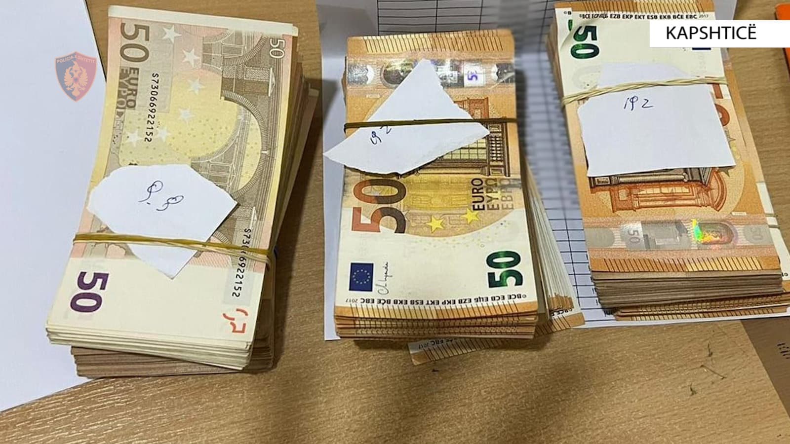 Sekuestrohen 29 mijë € të padeklaruara në Kapshticë/ Procedohen penalisht shoferi dhe dy pasagjerët