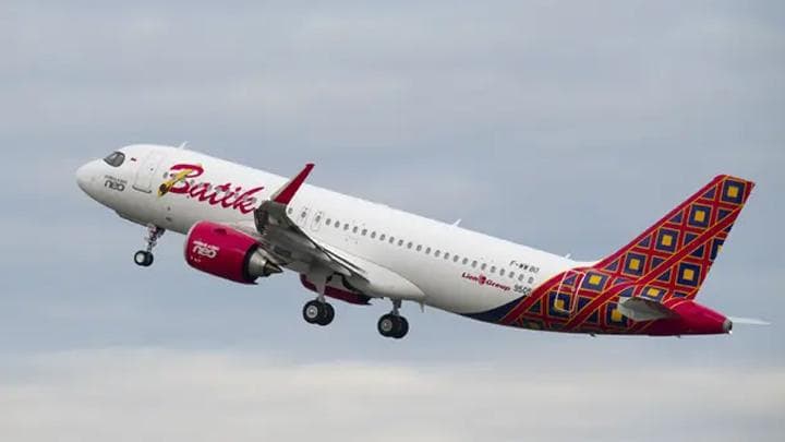 Dy pilotët i zë gjumi në mes të fluturimit, avioni devijon nga kursi