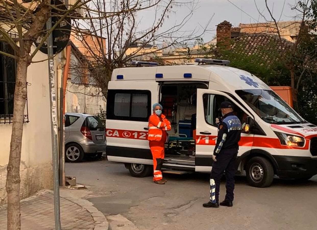 Gjendet i pajetë në banesë 74-vjeçari në Fier