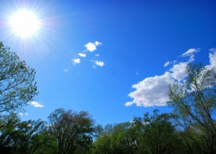 Ditë me diell dhe temperatura deri në 21 gradë, parashikimi i motit për sot
