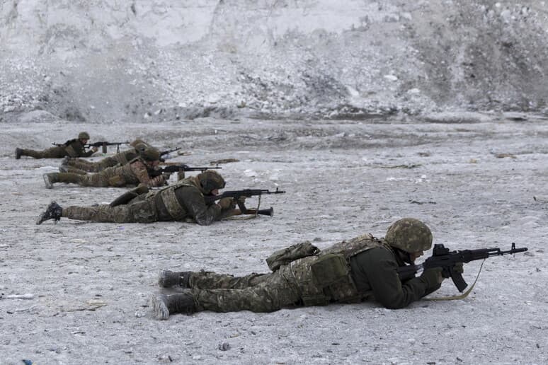 Ukraina ul moshën për rekrutimet në ushtri