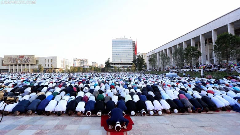 Komuniteti Mysliman njofton besimtarët: Namazi i Fitër Bajramit do falet në sheshin 'Skënderbej'