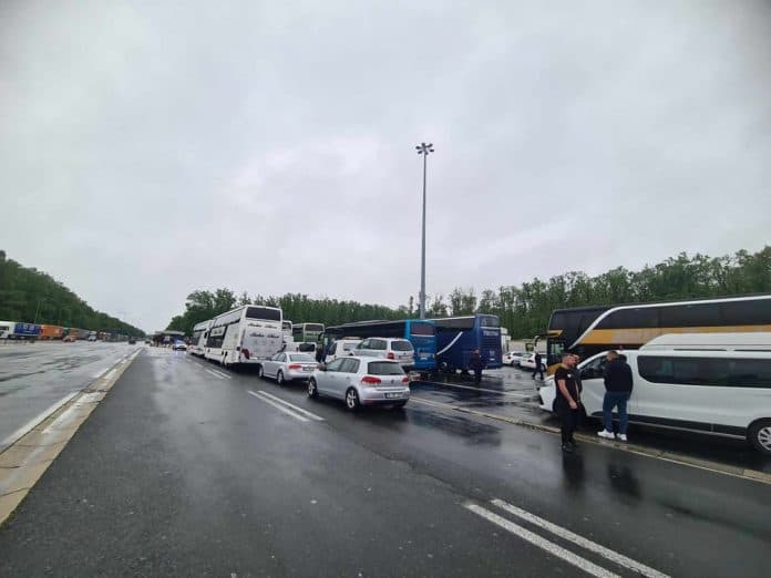 Autobusët me udhëtarë nga Kosova ndalohen edhe në kufirin serb me Hungarinë, u konfiskohen dokumentet personale