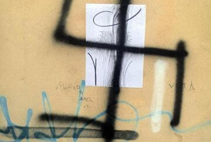 Parlamenti zviceran ndalon simbolet ekstremiste dhe naziste