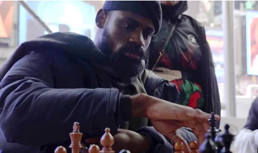 Nigeriani thyen rekordin e maratonës së shahut, luan 58 orë resht në Times Square